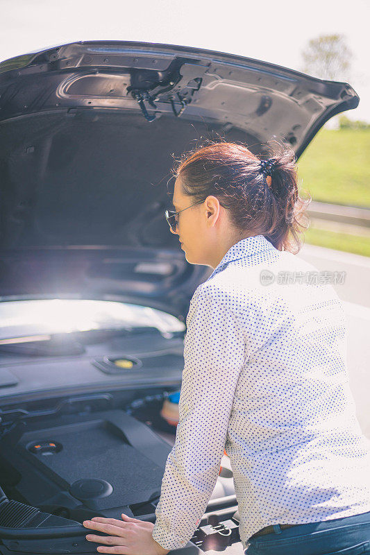 一个女人和她的破越野车