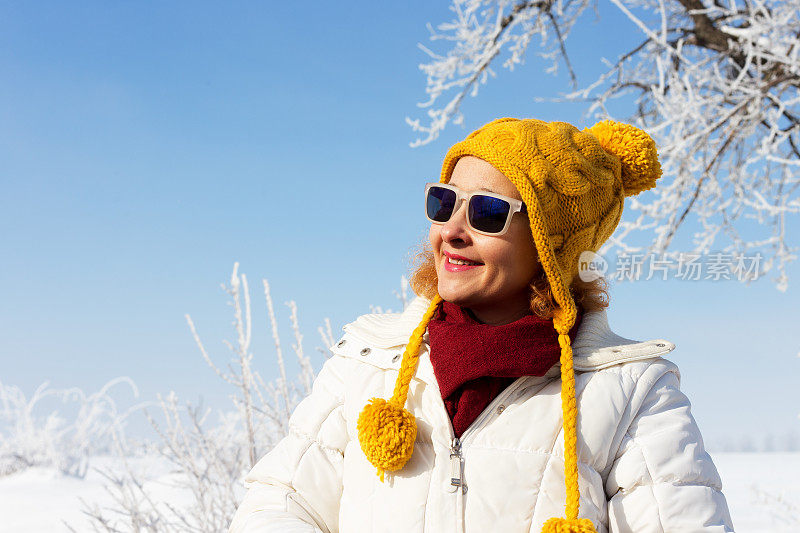 雪中微笑女人的肖像