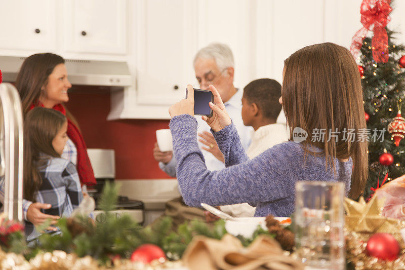 多民族家庭在家庭厨房圣诞晚会。