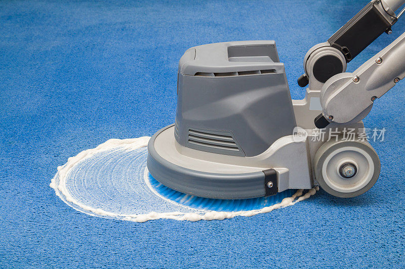 蓝色地毯化学发泡，用专业圆盘机搓洗。早春定期大扫除。清洁服务理念。