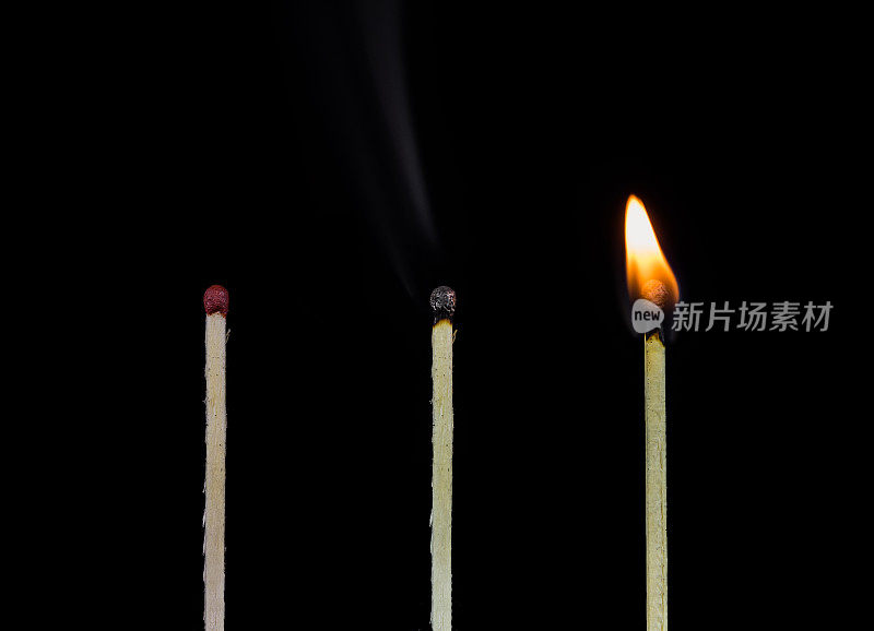 三根火柴，一根是磷，一根是燃烧的，一根是火焰