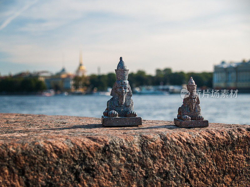 小狮身人面像伫立在涅瓦河的堤岸上，俯瞰着圣彼得堡