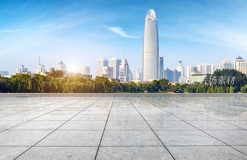 在中国山东青岛，有着空的混凝土方形地板的建筑