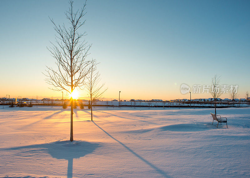 加拿大安大略省日落时白雪覆盖的操场