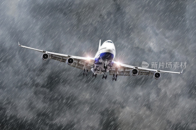 大型客机在下雨、天气恶劣的机场接近着陆。