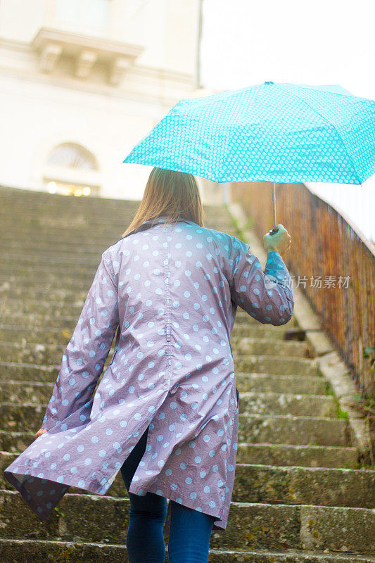 西西里:Rainy-Foggy-Windy天;拿着蓝伞的女人