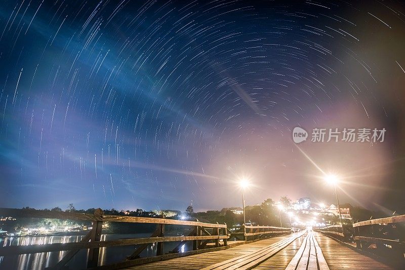 星星在桥上划过河面。