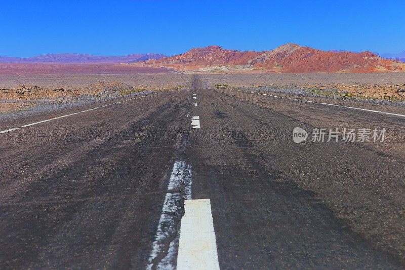 通往阿塔卡马沙漠的柏油公路-火山景观-智利