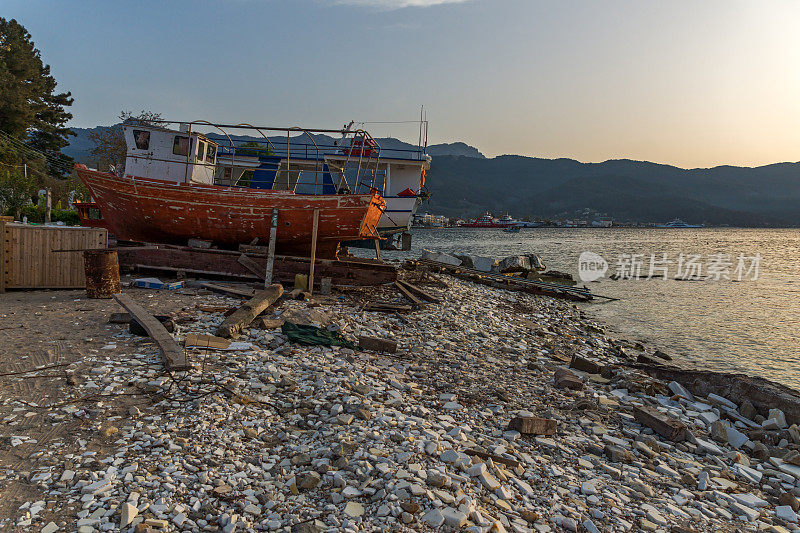 希腊萨索斯镇堤岸上的日落景色