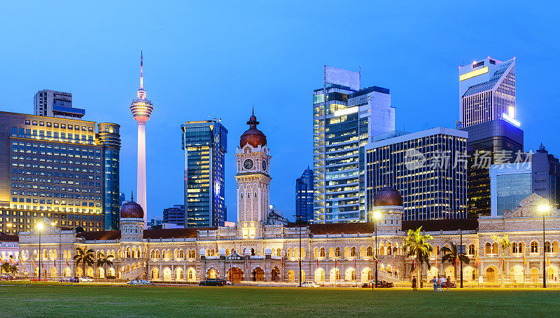 马来西亚，日落时分的摩迪卡广场和吉隆坡城市天际线