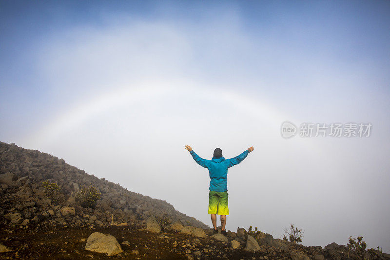 登山者在山顶庆祝成功。