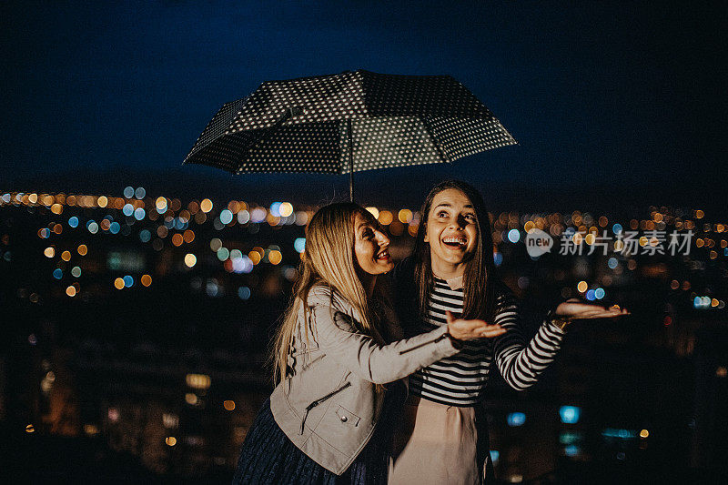 屋顶派对上的女孩