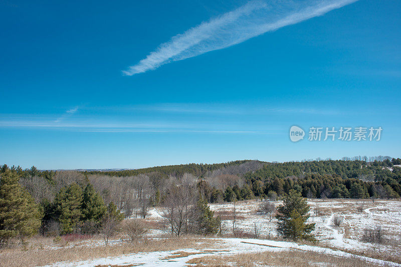 在加拿大南安大略橡树岭冰碛的顶峰瞭望