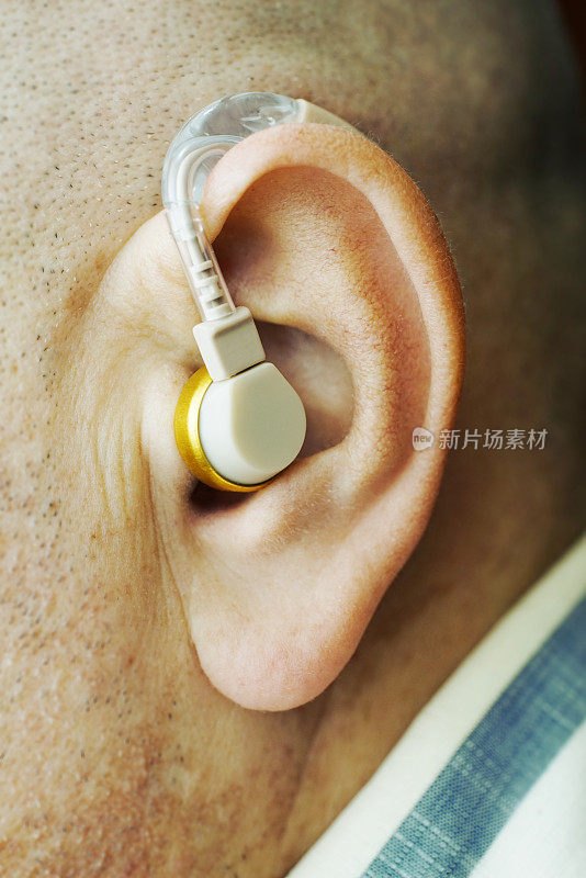 带助听器的耳朵