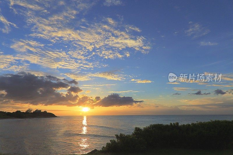 田园诗般的海滩在金色日落-蒙特哥湾-牙买加，加勒比海