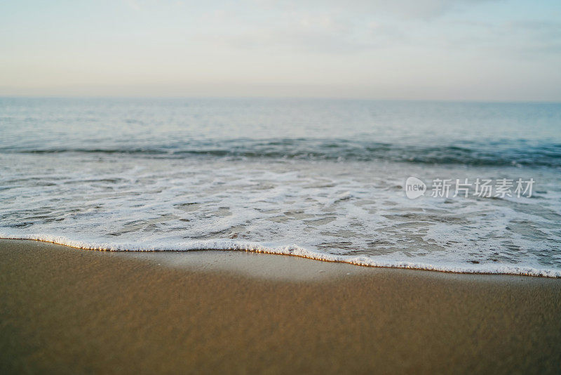 沙滩上海浪般的海水