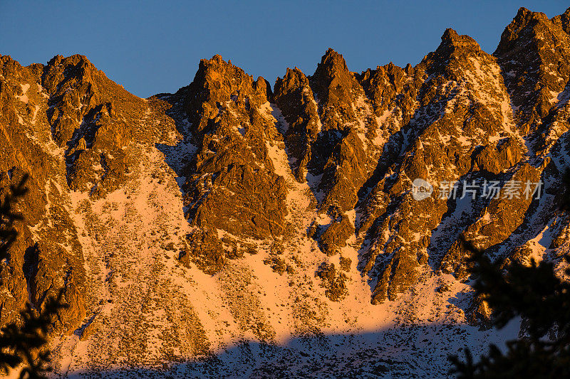 夕阳中的山峰