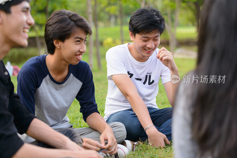 一群年轻的亚洲朋友一起在公园里闲逛和放松
