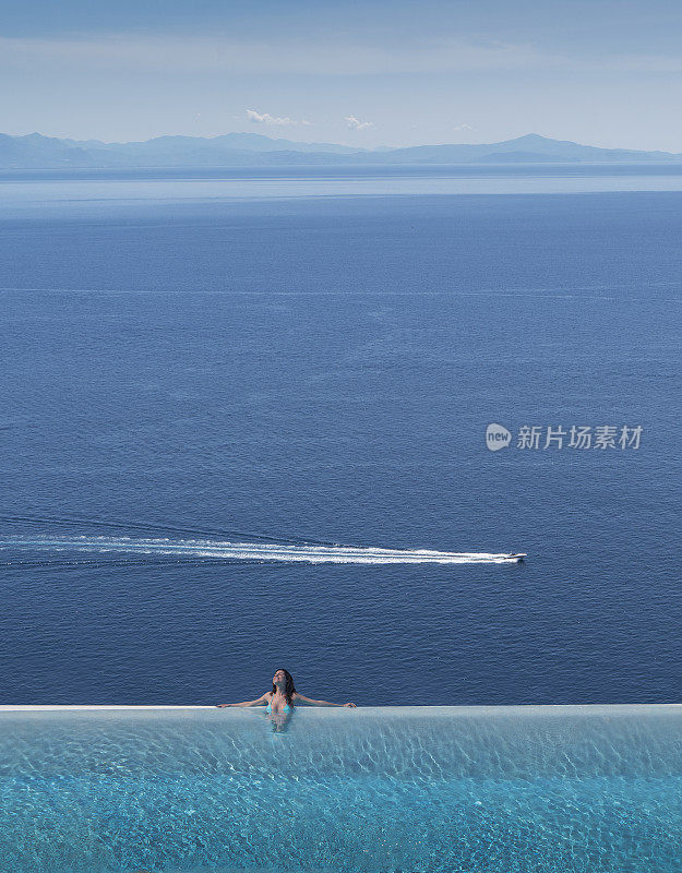 意大利。阿玛海岸。泳池里的女人。