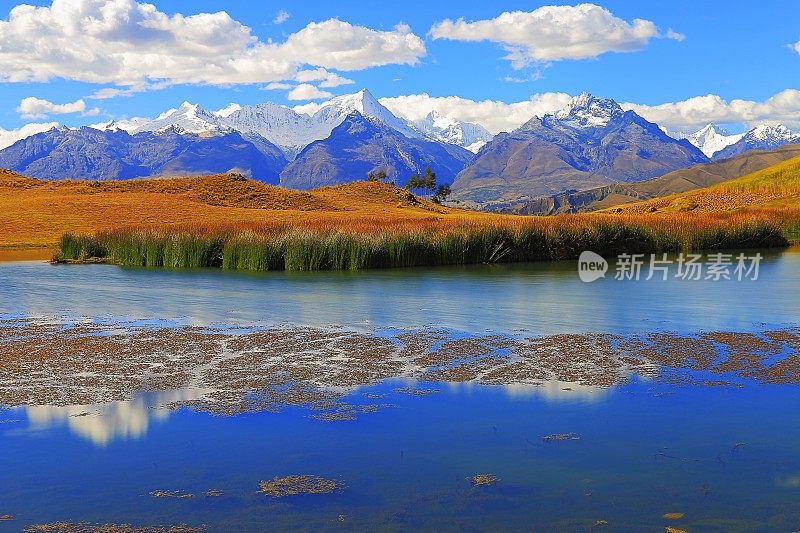 长曝光:模糊Wilcacocha湖，科迪勒拉布兰卡-瓦拉兹，秘鲁，Ancash