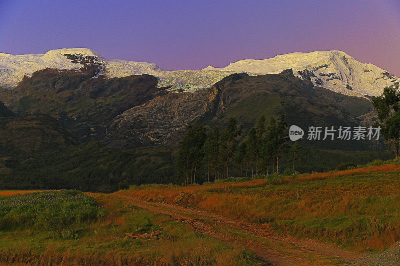 日落时分，通往卡帕山脉的乡村公路-秘鲁的Ancash