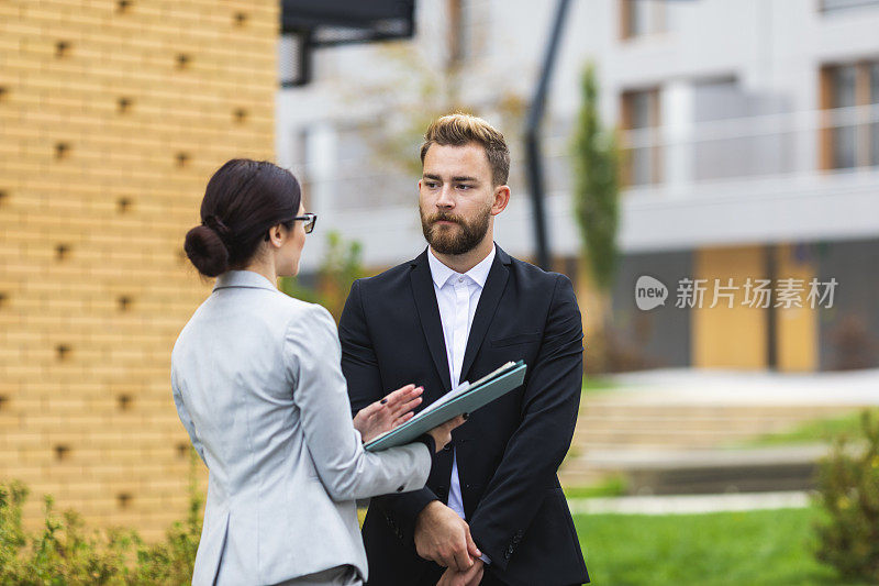 客户在和一个女售货员会面