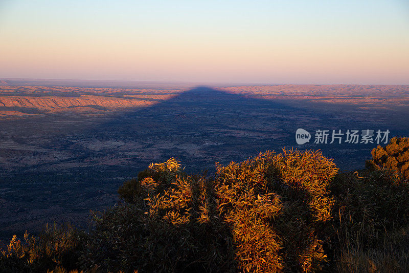 山的阴影在地平线上延伸到天空中