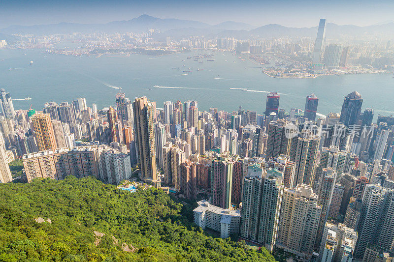 鸟瞰图的香港城市天际线和维多利亚港日落在中国