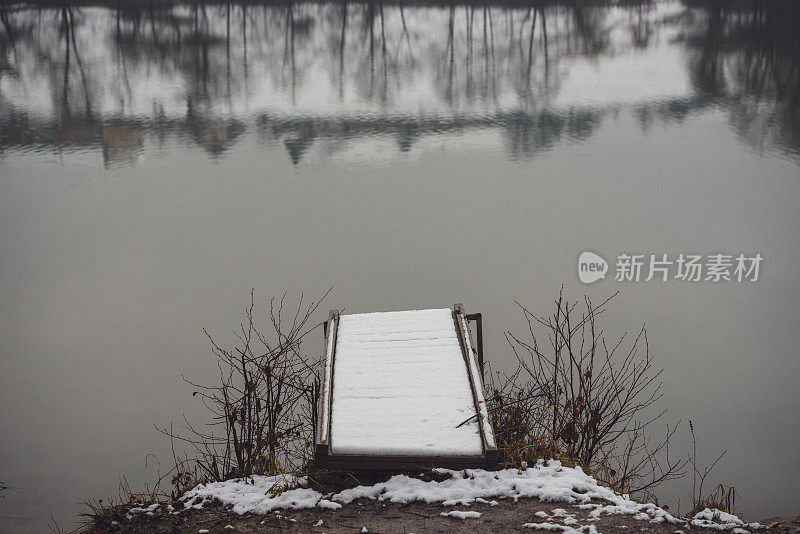 湖边的冬天