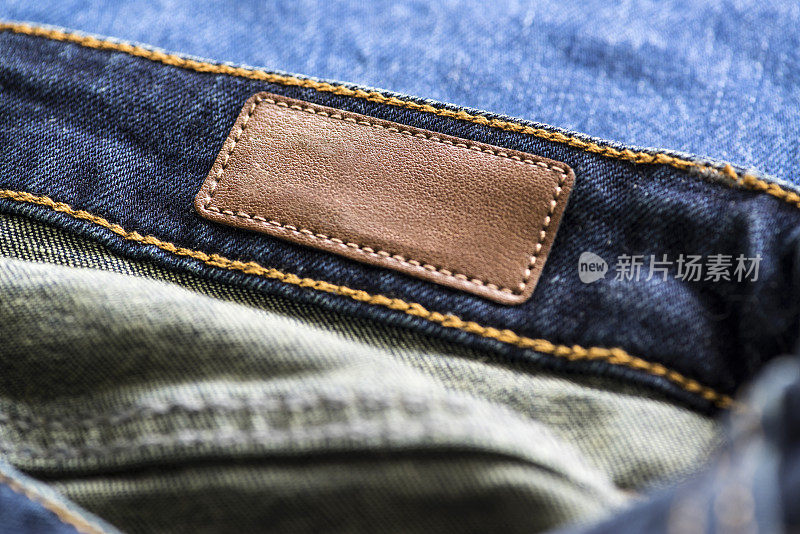 牛仔裤皮革标签与副本空间在腰部