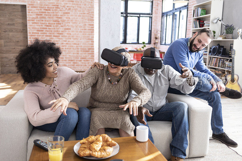 多代家庭在家里使用VR头盔