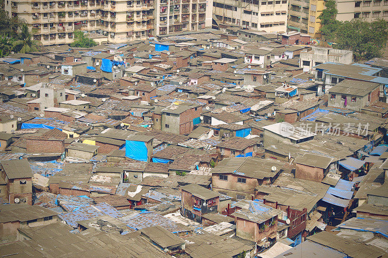 印度孟买的达拉维贫民窟，从上面俯瞰