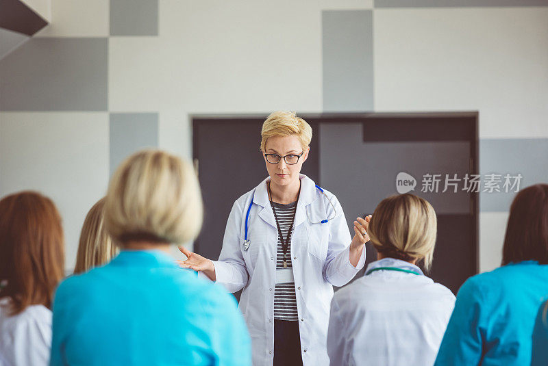 在医务人员研讨会上发言的妇女