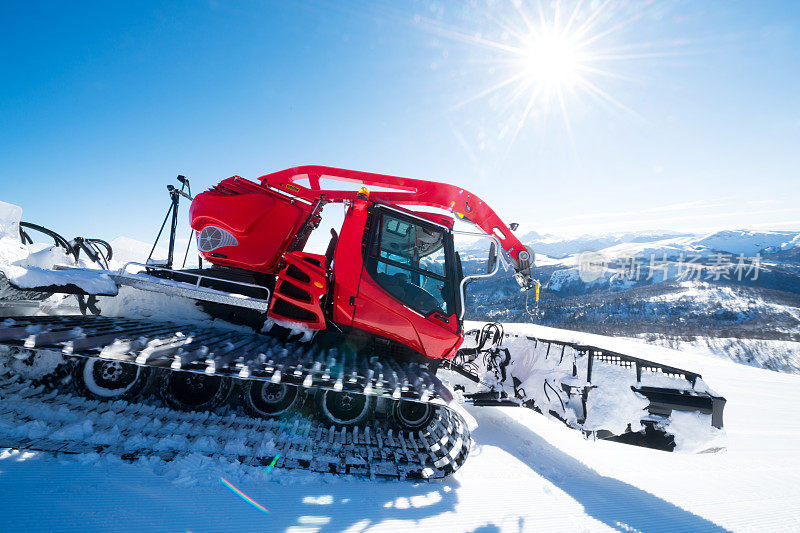 现代的红色雪清理多余的雪从滑雪道和准备它滑雪