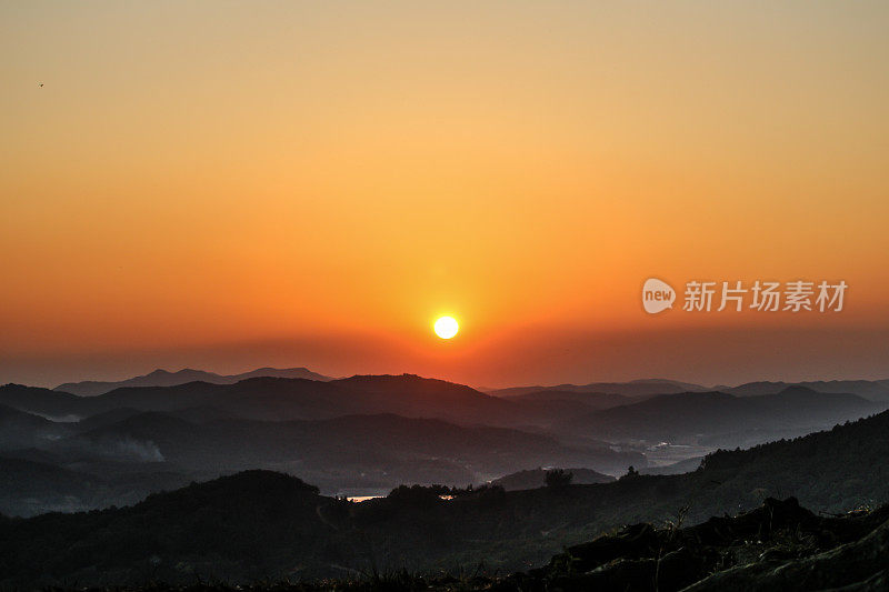 韩国一座山峰的日落