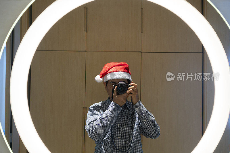 戴着圣诞帽的男人，在镜子里自拍
