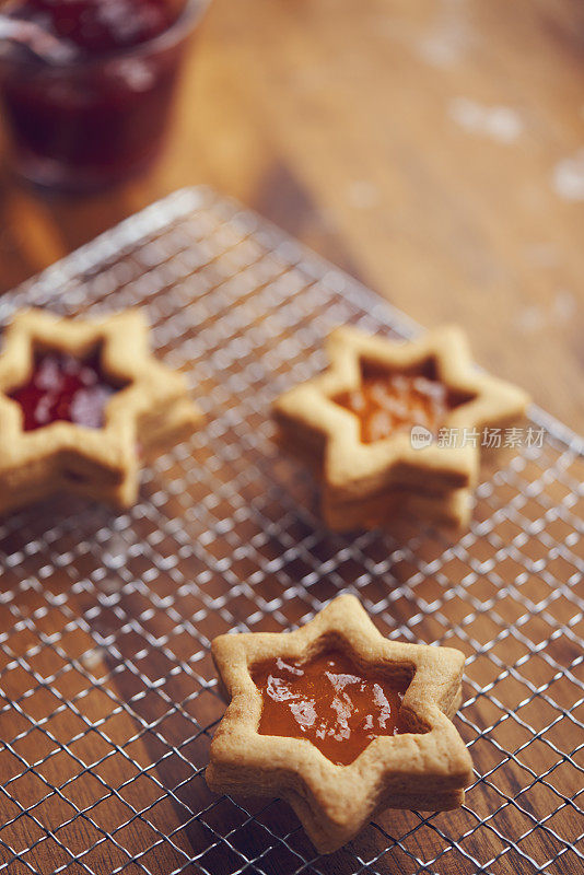 星星形状的橘子酱圣诞饼干