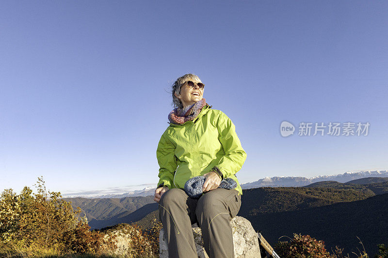 高级徒步者在秋天的黎明休息在南朱利安阿尔卑斯山，意大利，欧洲