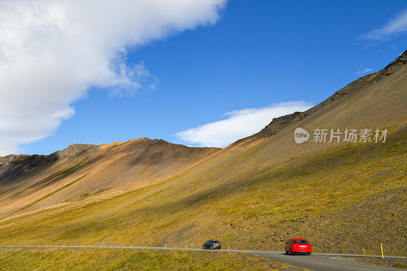 在冰岛的乡村道路上行驶的汽车