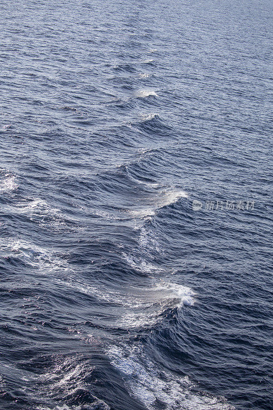 由一艘大船的船头引起的湍流，沸腾的波浪的高架视图