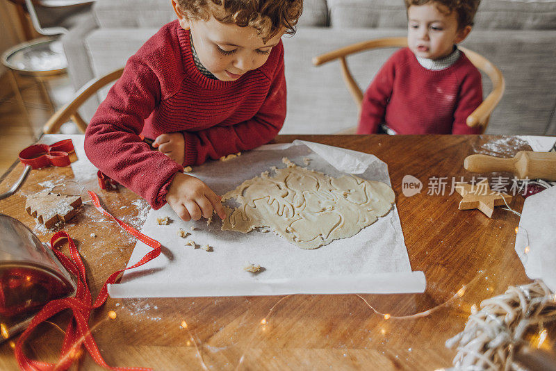 男孩们在做圣诞饼干