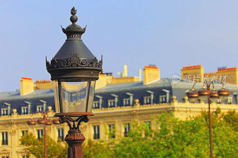 法国巴黎杜伊勒里区的路灯和法国建筑细节