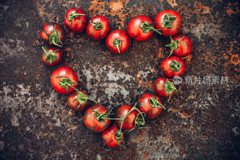 色彩鲜艳的祖传西红柿从我的有机乡村花园新鲜