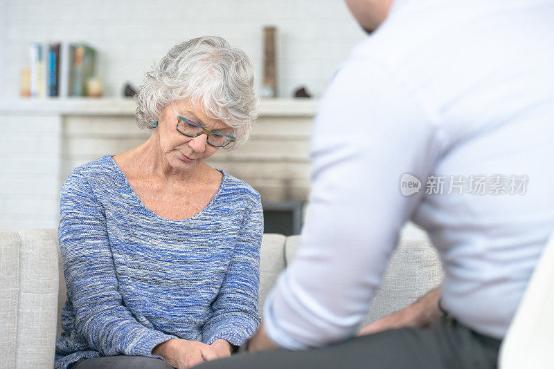 资深女性倾听治疗师