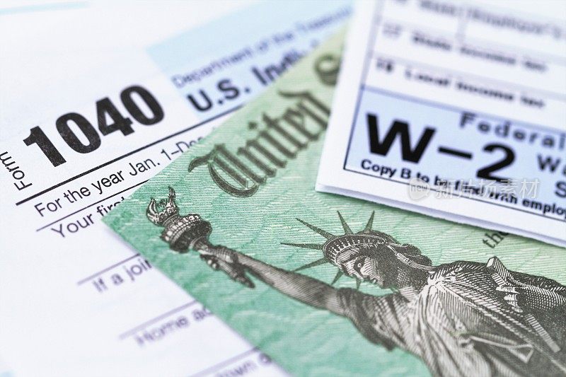 国税局的税单和退税支票