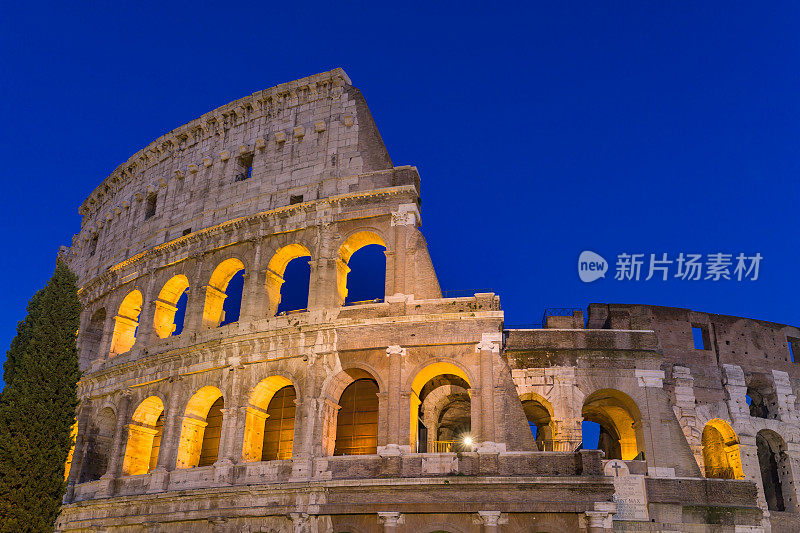 意大利罗马斗兽场夜景。