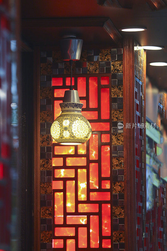 在横滨唐人街的一家中餐馆门口挂着一盏瓷灯
