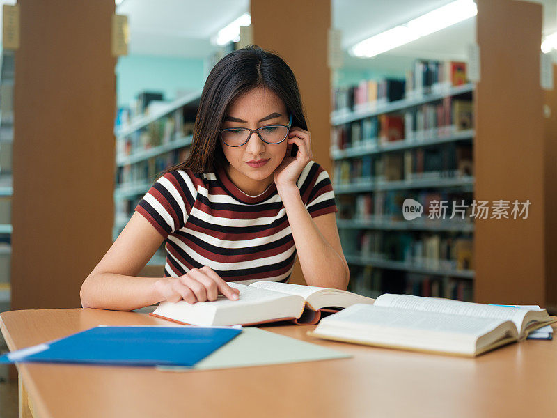 拉丁大学生从事阅读