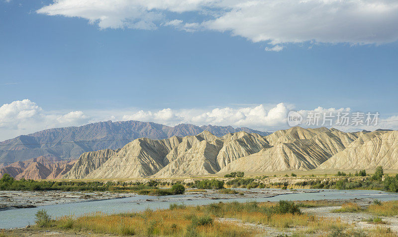 河流、山谷和山脉，风景秀丽的吉尔吉斯斯坦纳林镇