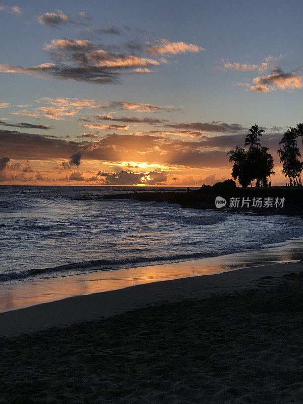 考艾岛波伊普海滩上的夏威夷日落